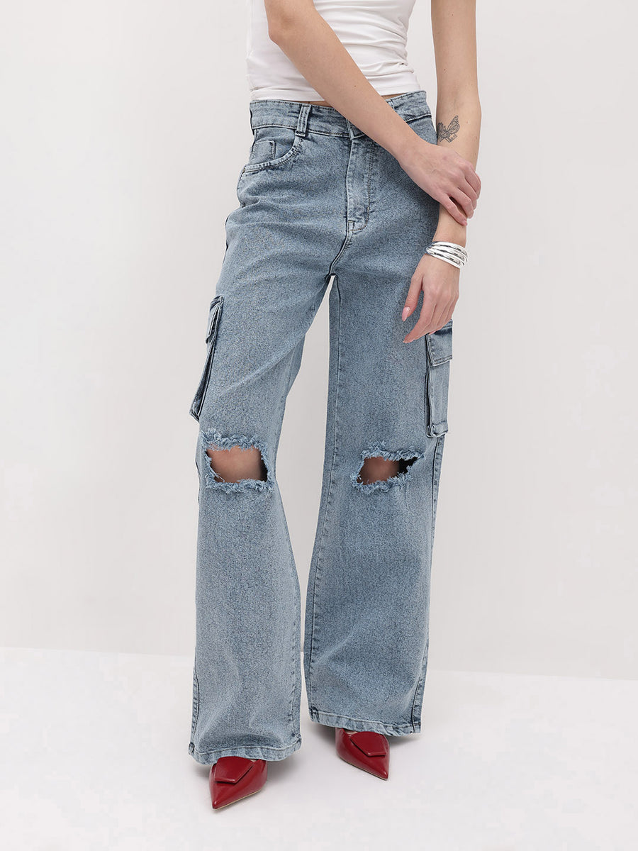 Fearless Fit Knee-Rip Cargo Jeans – Light Blue Cargo Jeans Close-up – Glossia Fashion