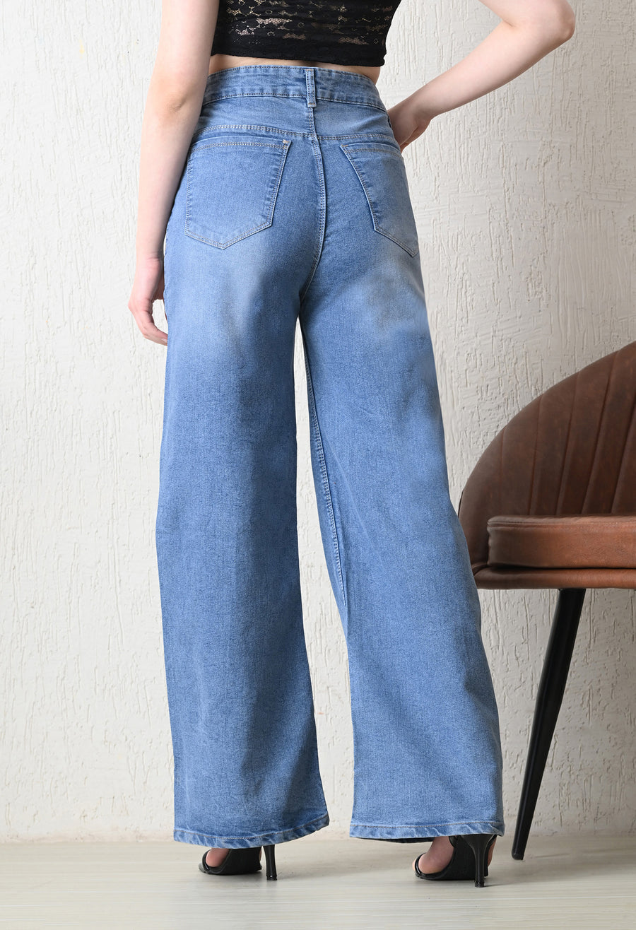 Cloud Wash Wide-Fit Jeans – Light Blue Wide-Leg Jeans Detail View – Glossia Fashion